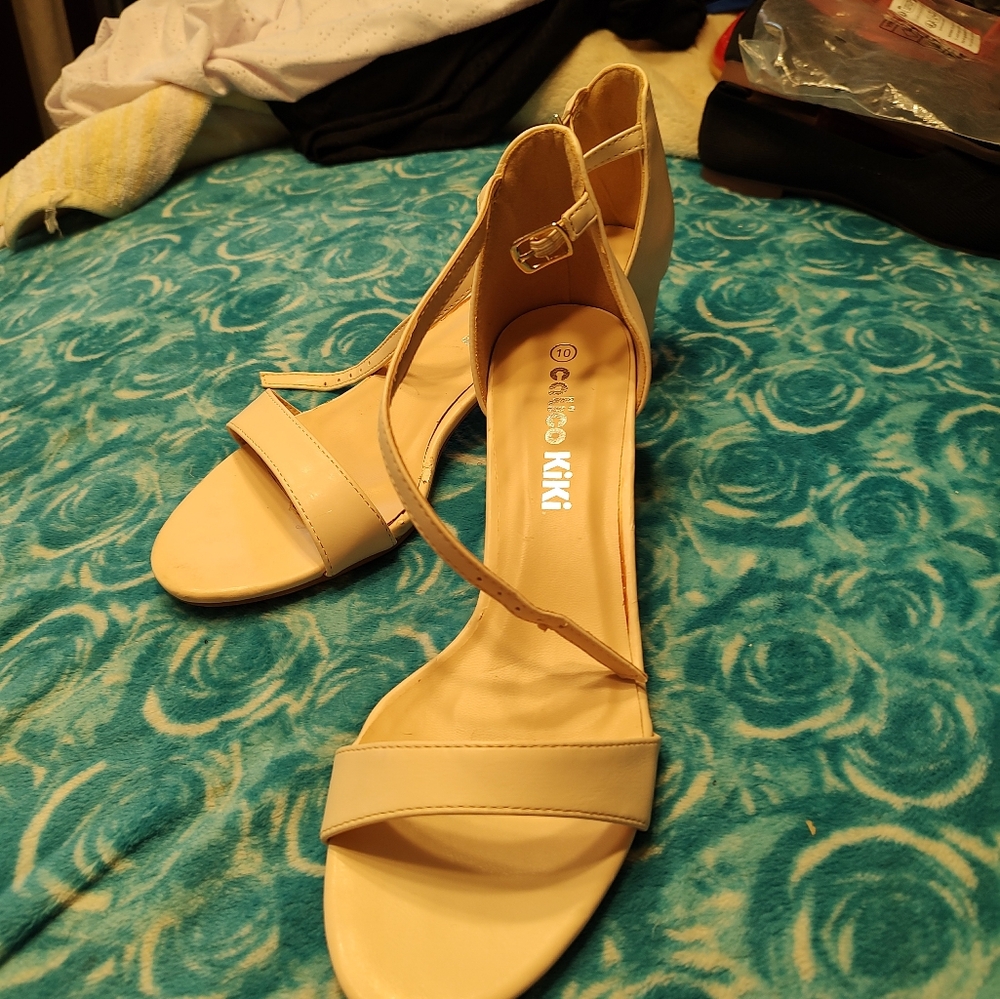 WOMANS BLOCK HEELS
